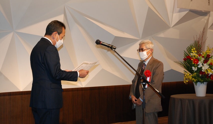 黒木清輝常務（左）から表彰される加村さん（12月1日、北九州市内）